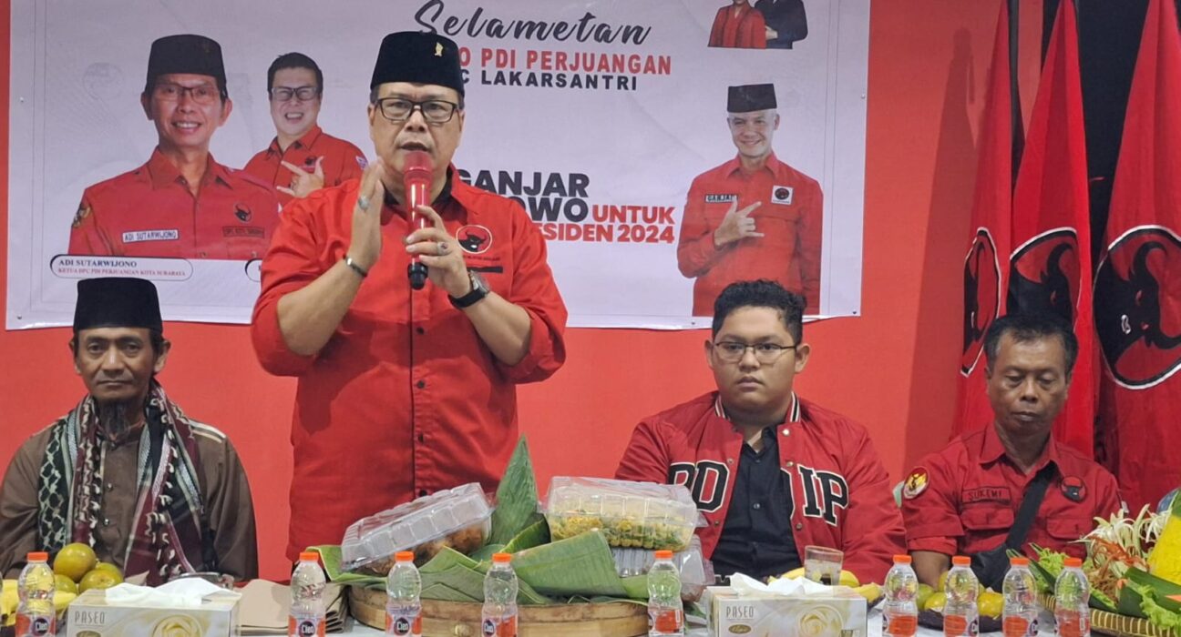 Anak Whisnu Sakti Buana, Aura Dewangga Buana Putra (berkaus hitam) saat bersama politisi senior PDIP Surabaya John Thamrun (istimewa/ surabayakabarmetro.com)