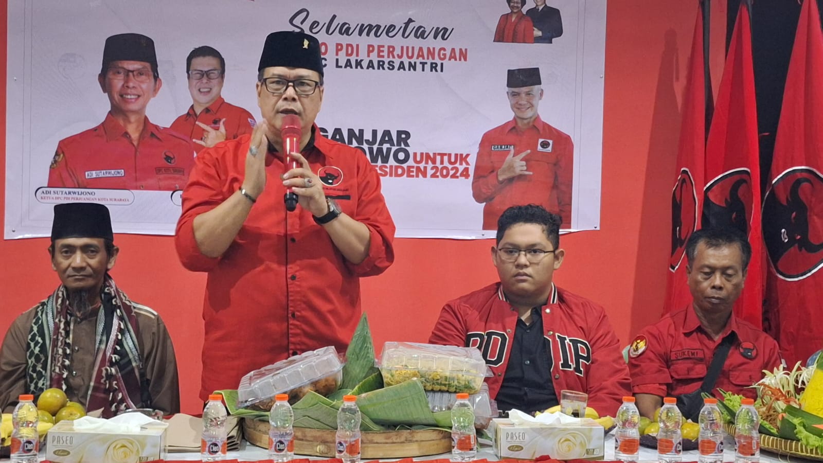 Anak Whisnu Sakti Buana, Aura Dewangga Buana Putra (berkaus hitam) saat bersama politisi senior PDIP Surabaya John Thamrun (istimewa/ surabayakabarmetro.com)