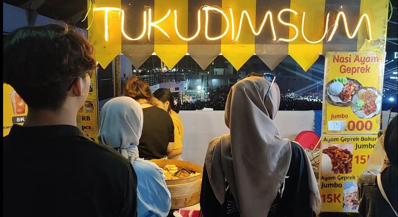 Suasana keramaian di salah satu stand di Deliwafa Festival Surabaya (istimewa/ surabayakabarmetro.com)