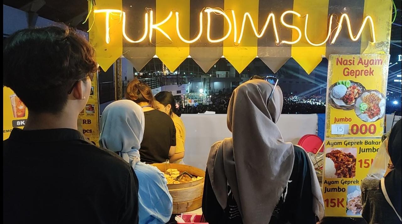 Suasana keramaian di salah satu stand di Deliwafa Festival Surabaya (istimewa/ surabayakabarmetro.com)