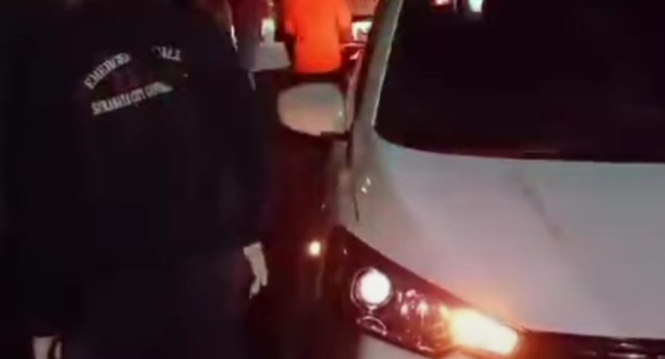 Proses evakuasi jenazah orang meninggal dalam mobil di Jalan Penjaringan Sari, Surabaya (surabayakabarmetro.com)