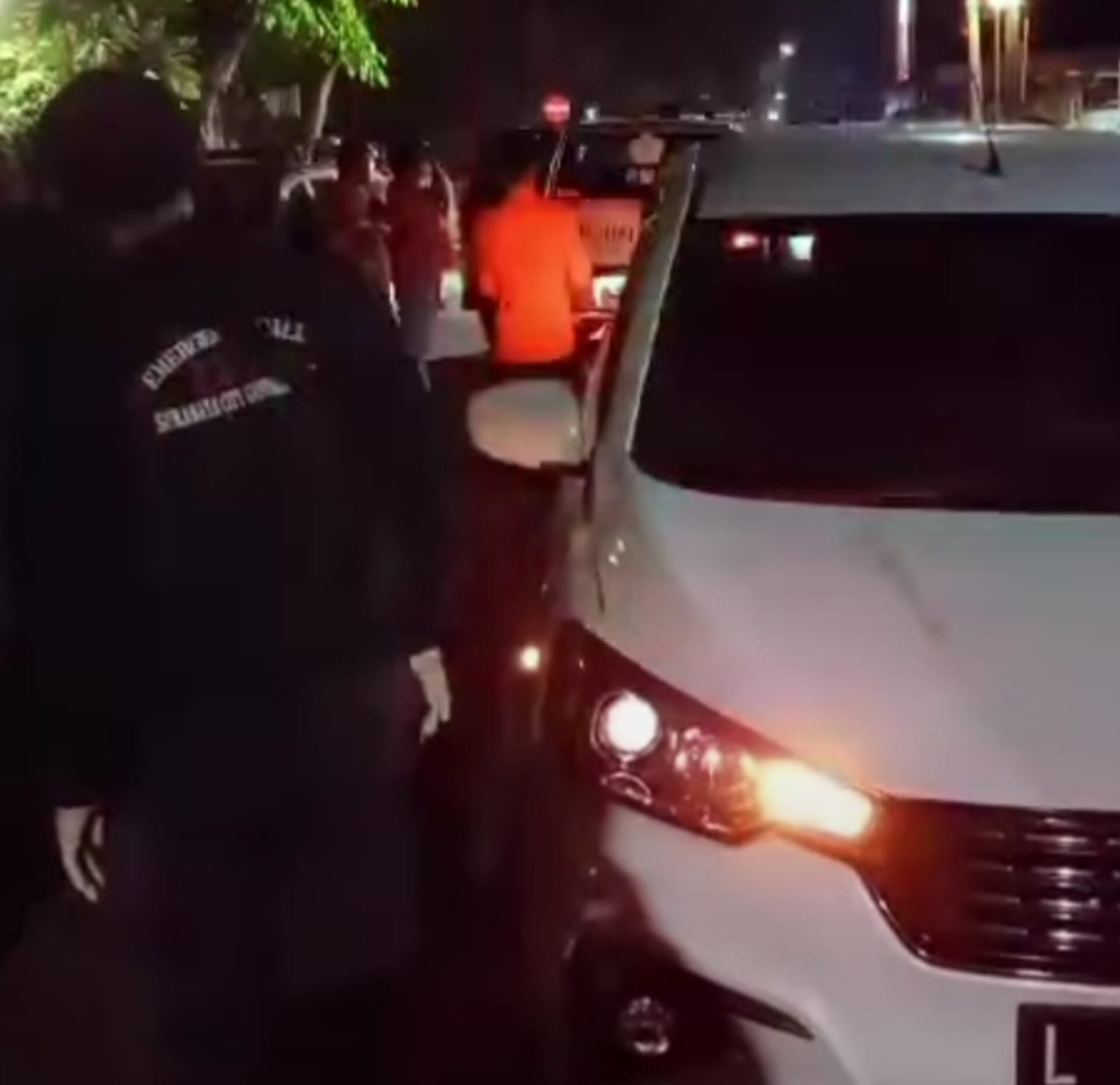 Proses evakuasi jenazah orang meninggal dalam mobil di Jalan Penjaringan Sari, Surabaya (surabayakabarmetro.com)