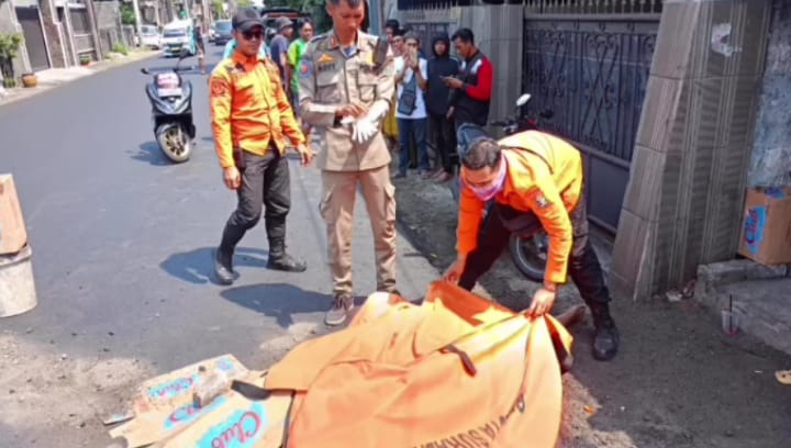 Proses evakuasi jenazah korban kecelakaan di Tambak Osowilangun, Surabaya (istimewa/ call112)