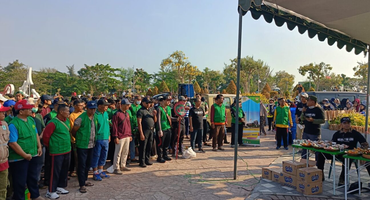 Para peserta dalam kegiata LDII bersih-bersih Pantai Kenjeran, Surabaya (istimewa/ surabayakabarmetro.com)