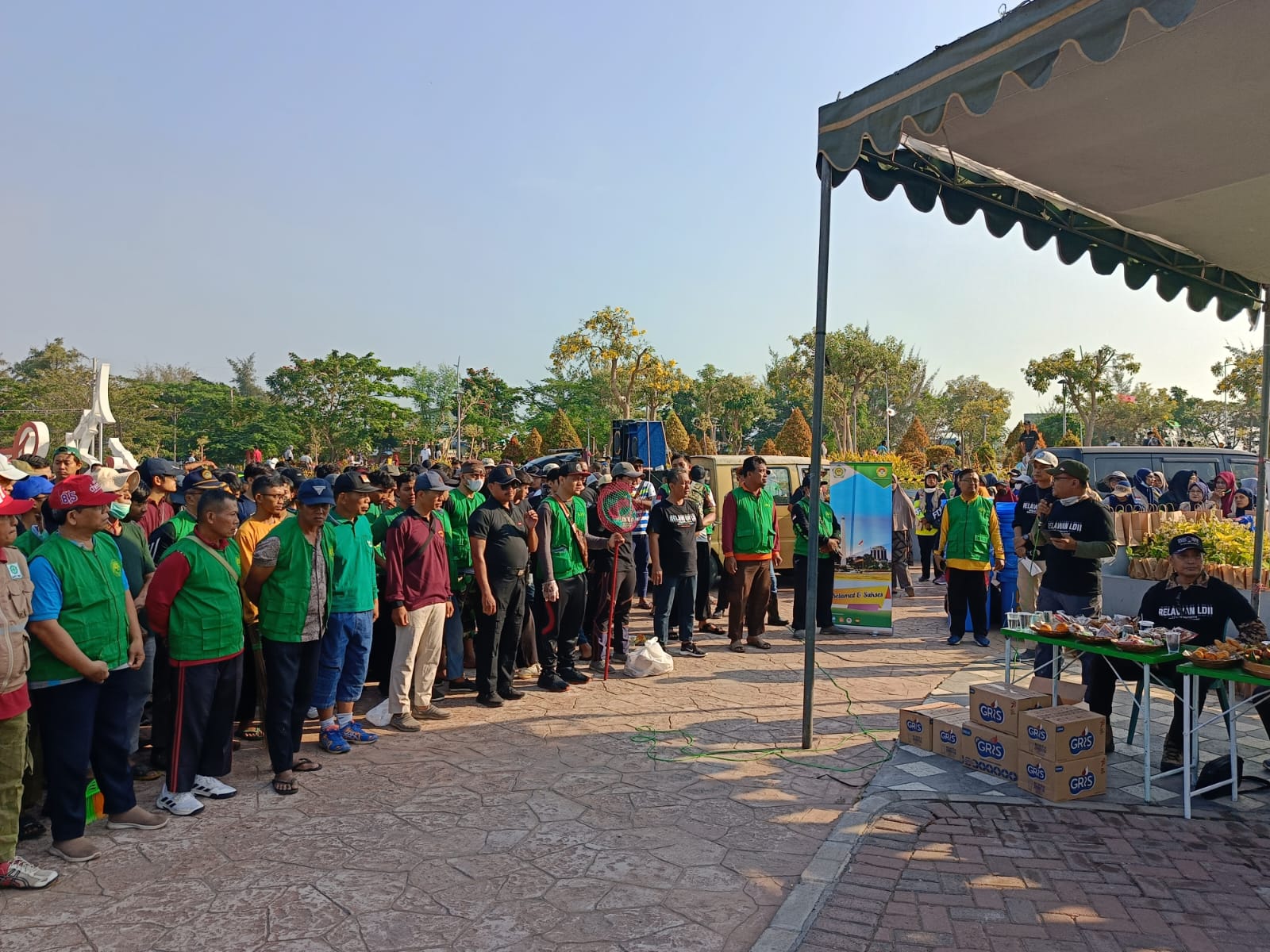 Para peserta dalam kegiata LDII bersih-bersih Pantai Kenjeran, Surabaya (istimewa/ surabayakabarmetro.com)