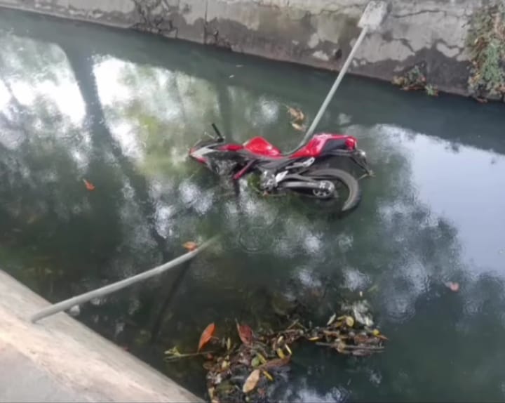 Motor yang tercebur di sungai Jalan Gayung Kebonsari, Surabaya (call112)