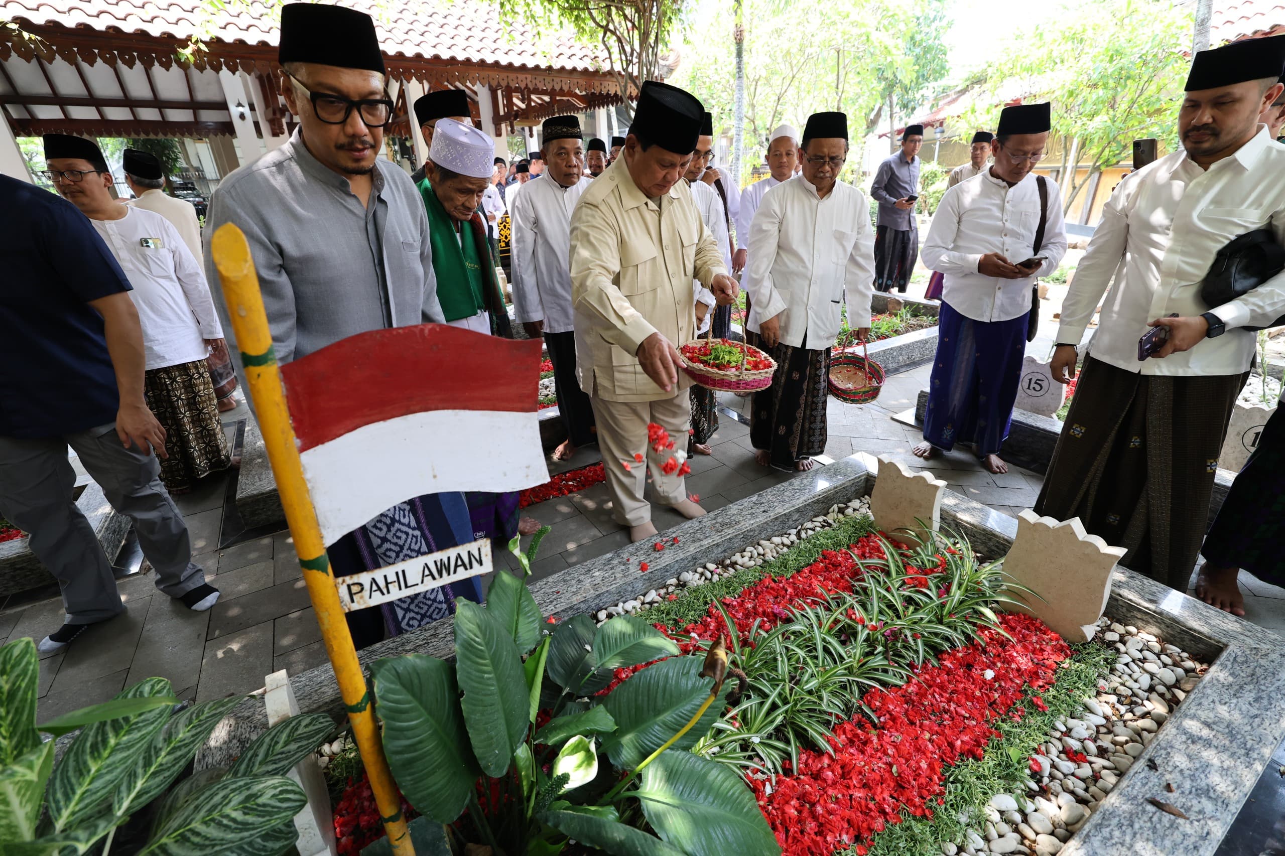 Tokoh NU Ungkap Prabowo Subianto Punya Tenaga Dalam Obati Penyakit, Pernah Obati Penyakit Gus Dur (istimewa/ surabayakabarmetro.id)