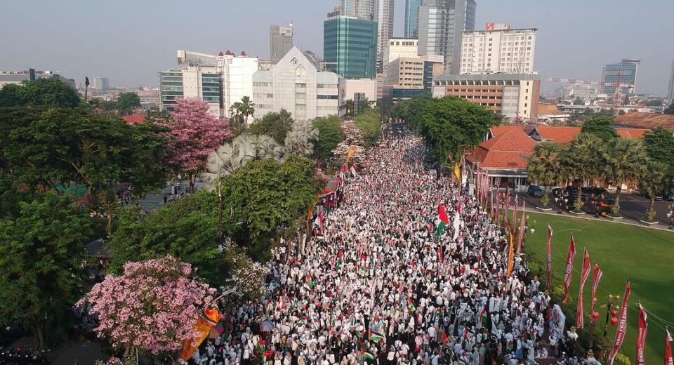 Ratusan ribu orang berkumpul di Surabaya dukung Palestina (istimewa/ surabayakabarmetro.id)