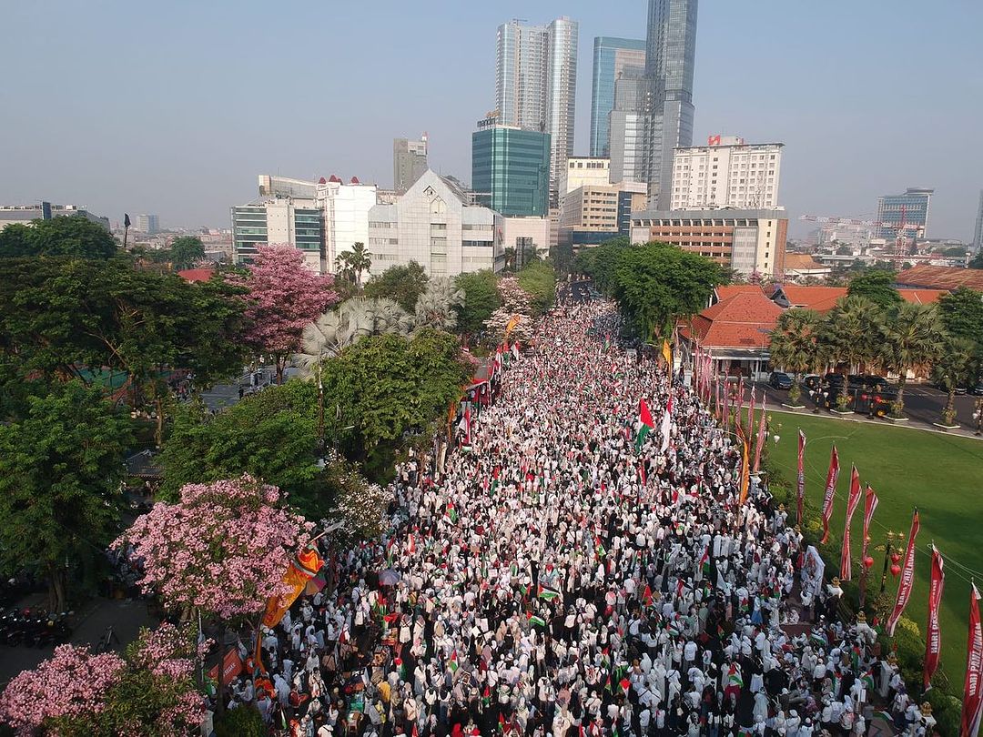 Ratusan ribu orang berkumpul di Surabaya dukung Palestina (istimewa/ surabayakabarmetro.id)