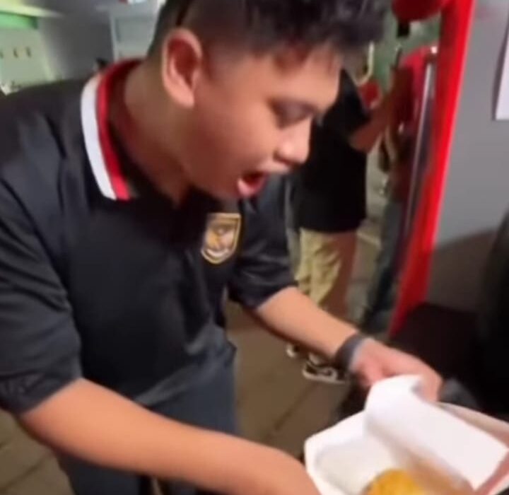 Harga Ayam Goreng di Piala Dunia U17 2023 Bikin Konten Kreator Kaget Bukan Main: Byaiuhhh (Instagram The Sadewa)