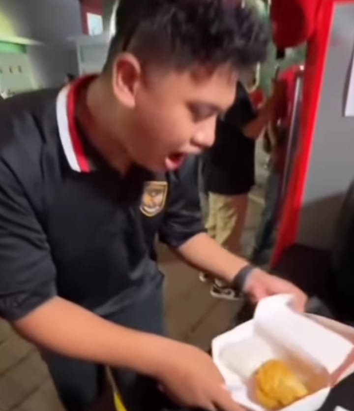 Harga Ayam Goreng di Piala Dunia U17 2023 Bikin Konten Kreator Kaget Bukan Main: Byaiuhhh (Instagram The Sadewa)