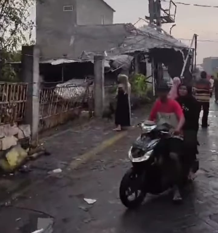 Surabaya Diterjang Hujan Deras dan Angin Kencang, Rumah Roboh dan Sejumlah Pohon Tumbang (istimewa/ call112)