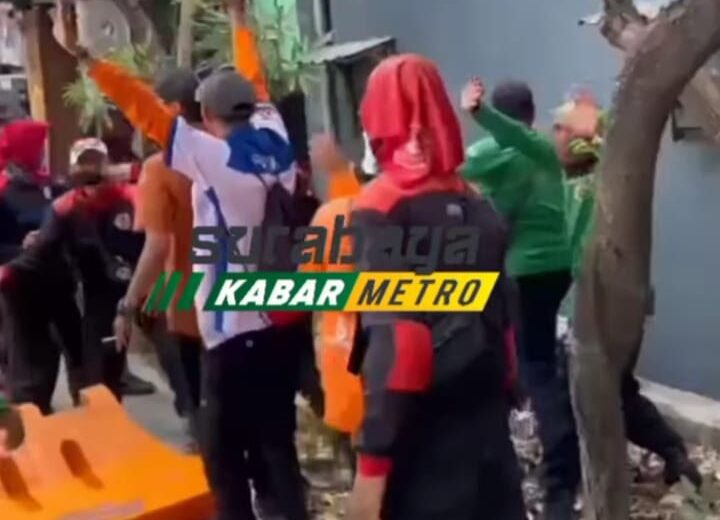 Aksi Buruh soal UMK di Surabaya Diwarnai Kericuhan, Satpol PP Jadi Korban Amukan Massa (istimewa/ surabayakabarmetro.id)