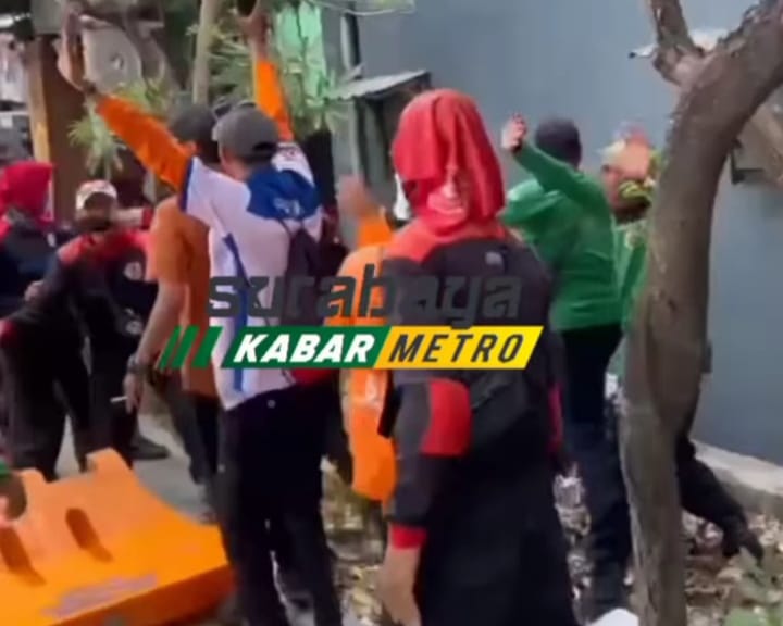 Aksi Buruh soal UMK di Surabaya Diwarnai Kericuhan, Satpol PP Jadi Korban Amukan Massa (istimewa/ surabayakabarmetro.id)