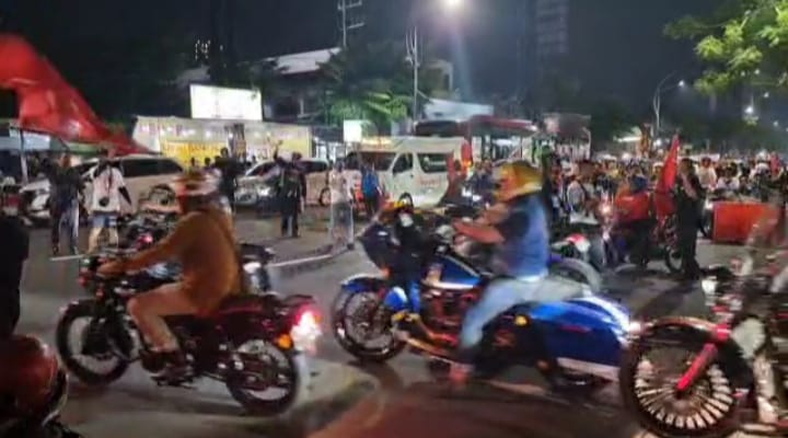 Sekumpulan Biker Bikin Macet Jalanan di Embong Malang Surabaya (istimewa/ surabayakabarmetro.id)