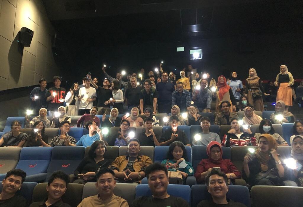 Suasana nobar Serunya Nobar Film '13 Bom di Jakarta' Guncang Surabaya (istimewa/ surabayakabarmetro.id)