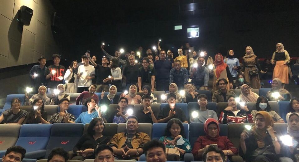 Suasana nobar Serunya Nobar Film '13 Bom di Jakarta' Guncang Surabaya (istimewa/ surabayakabarmetro.id)