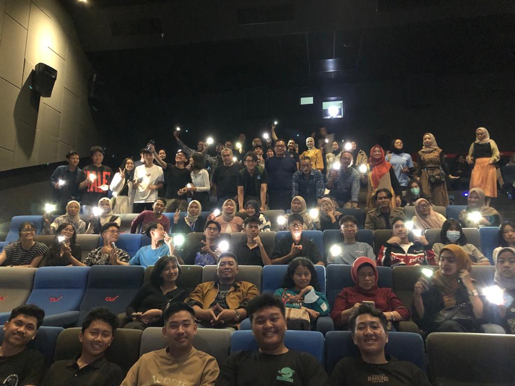 Suasana nobar Serunya Nobar Film '13 Bom di Jakarta' Guncang Surabaya (istimewa/ surabayakabarmetro.id)