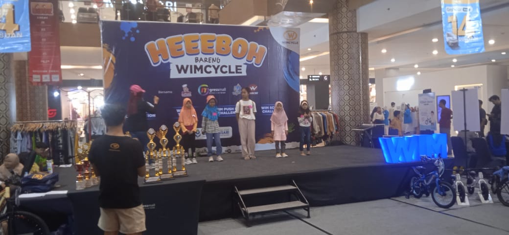 Ingin Makin Dekat dengan Anak-anak, Wim Cycle Bikin Acara Seru, Heeboh Bareng Wim Cycle di Gresik (surabayakabarmetro.id)