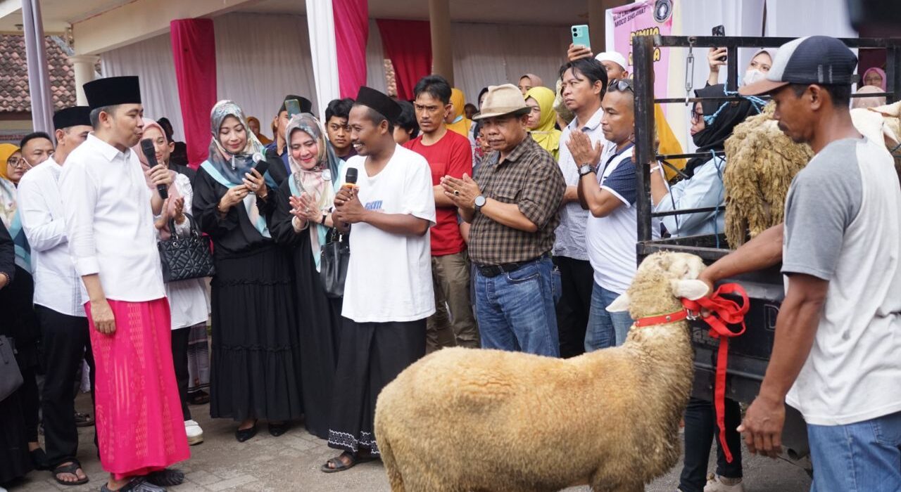 Politisi Partai Gerindra Gus Fawait Menangis saat Disumbang Kambing oleh Warga, Diminta Maju Pilkada Jember (istimewa/ surabayakabarmetro.id)