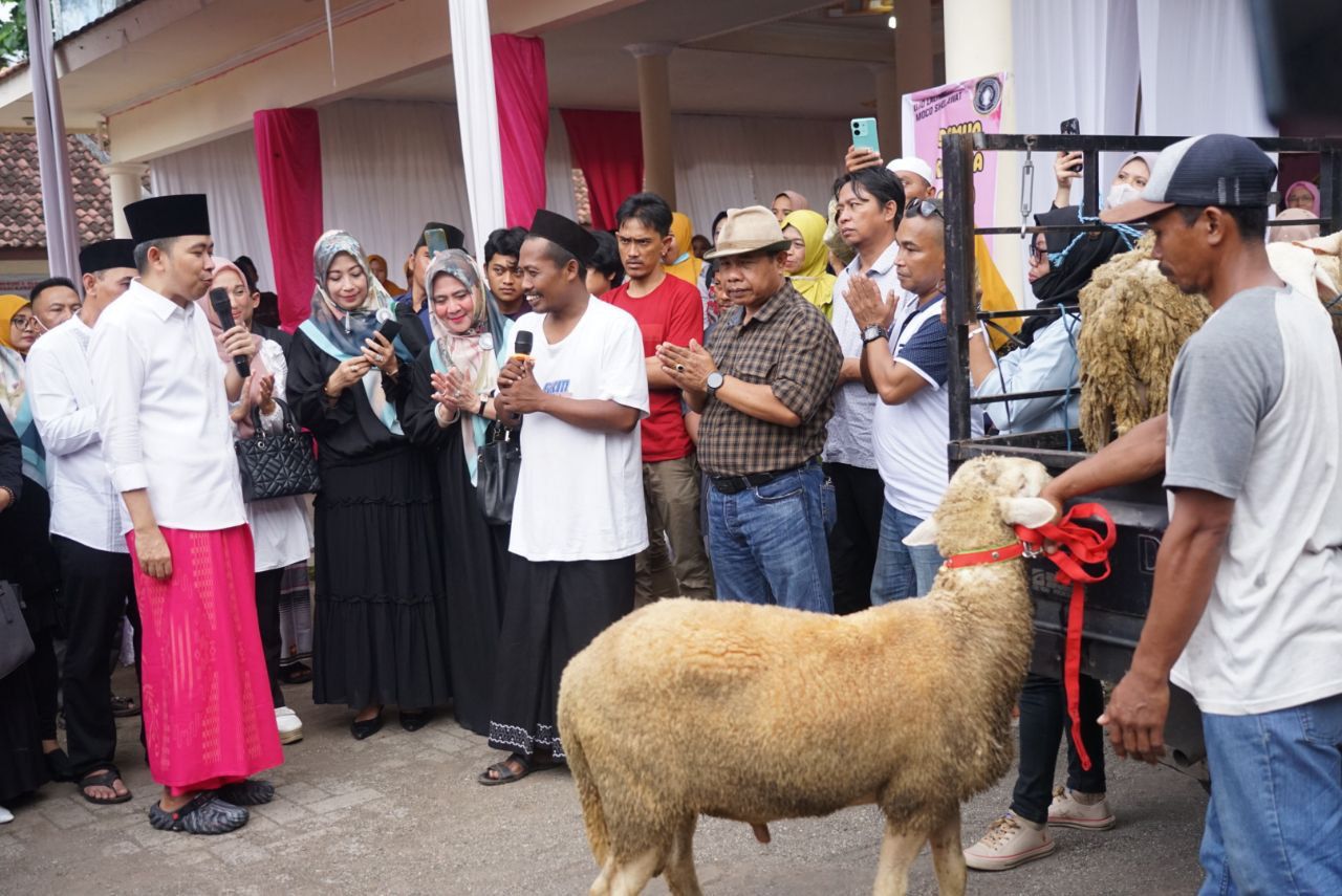 Politisi Partai Gerindra Gus Fawait Menangis saat Disumbang Kambing oleh Warga, Diminta Maju Pilkada Jember (istimewa/ surabayakabarmetro.id)