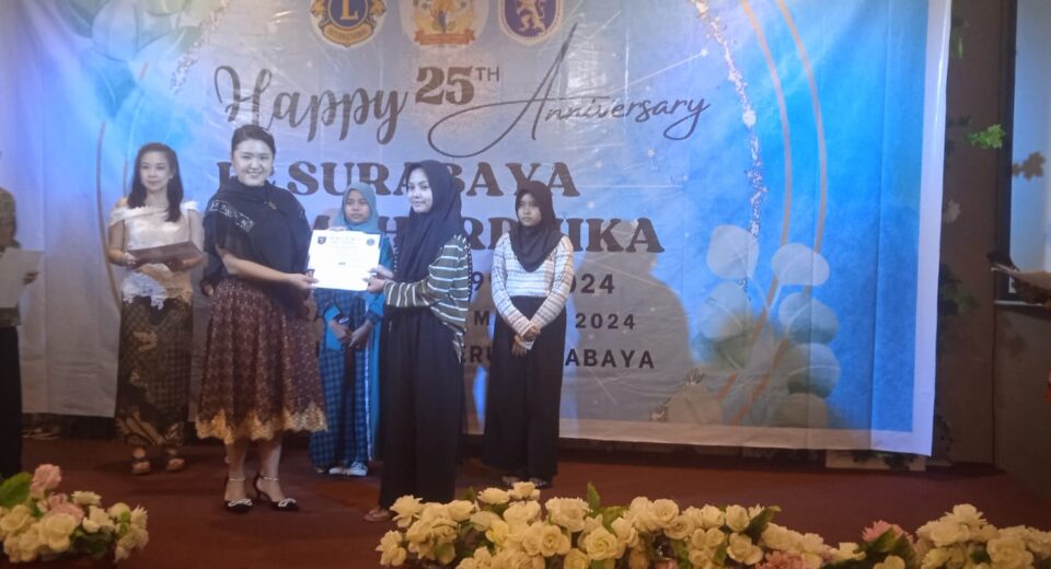 Cara Lion Club Surabaya Mahardika Rayakan Ultah ke-25, Beri Beasiswa untuk Anak-anak (Surabayakabarmetro.id)