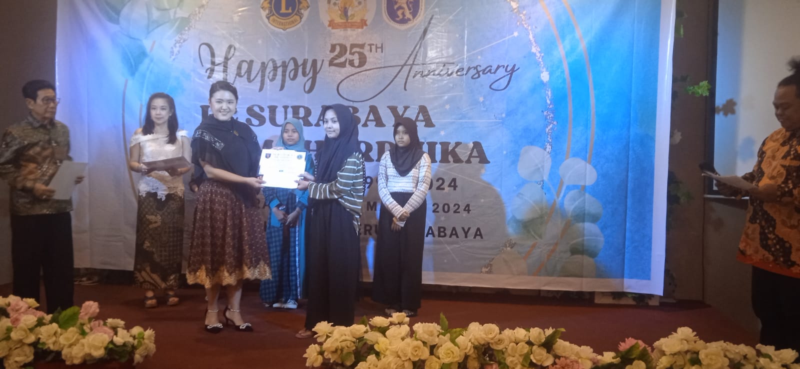 Cara Lion Club Surabaya Mahardika Rayakan Ultah ke-25, Beri Beasiswa untuk Anak-anak (Surabayakabarmetro.id)