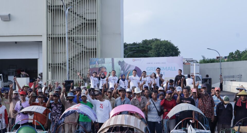 Gresmall Gresik Berbagi Bingkisan Jelang Lebaran, Bikin Puluhan Tukang Becak Senyum Sumringah (istimewa/ surabayakabarmetro.id)