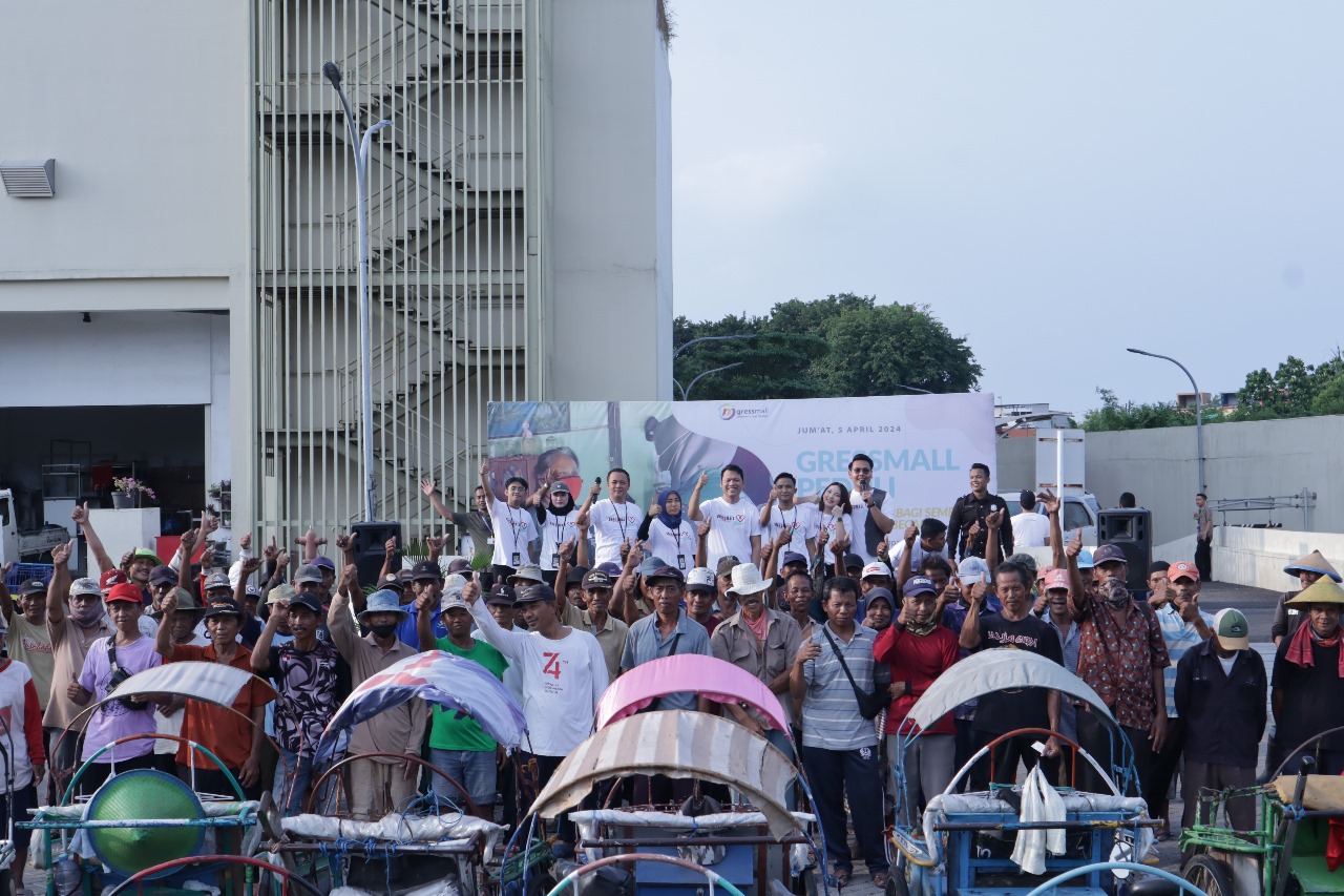 Gresmall Gresik Berbagi Bingkisan Jelang Lebaran, Bikin Puluhan Tukang Becak Senyum Sumringah (istimewa/ surabayakabarmetro.id)