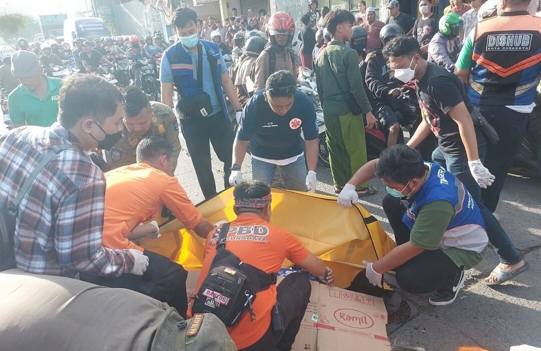 Proses evakuasi jenazah Ibu dan Nenek yang Meninggal karena kecelakaan di Raci Surabaya (istimewa/ surabayakabarmetro.id)