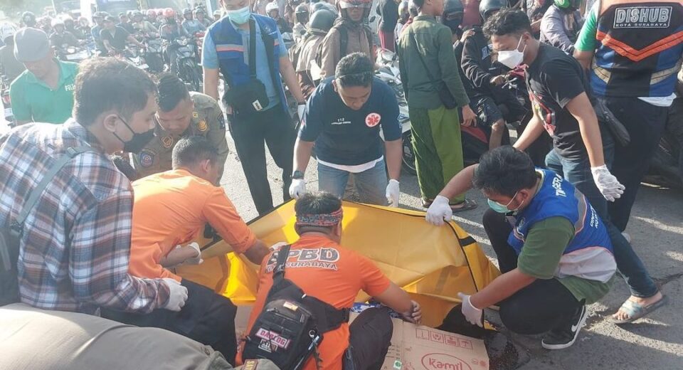 Proses evakuasi jenazah Ibu dan Nenek yang Meninggal karena kecelakaan di Raci Surabaya (istimewa/ surabayakabarmetro.id)