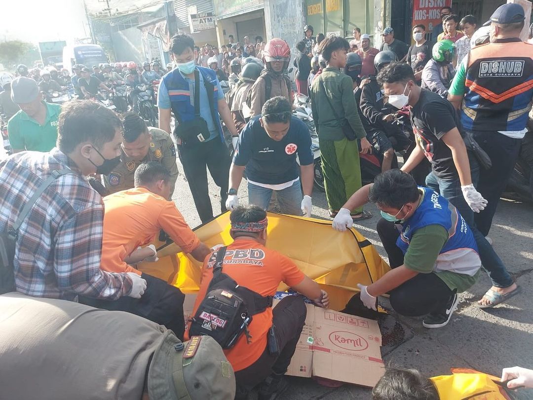 Proses evakuasi jenazah Ibu dan Nenek yang Meninggal karena kecelakaan di Raci Surabaya (istimewa/ surabayakabarmetro.id)