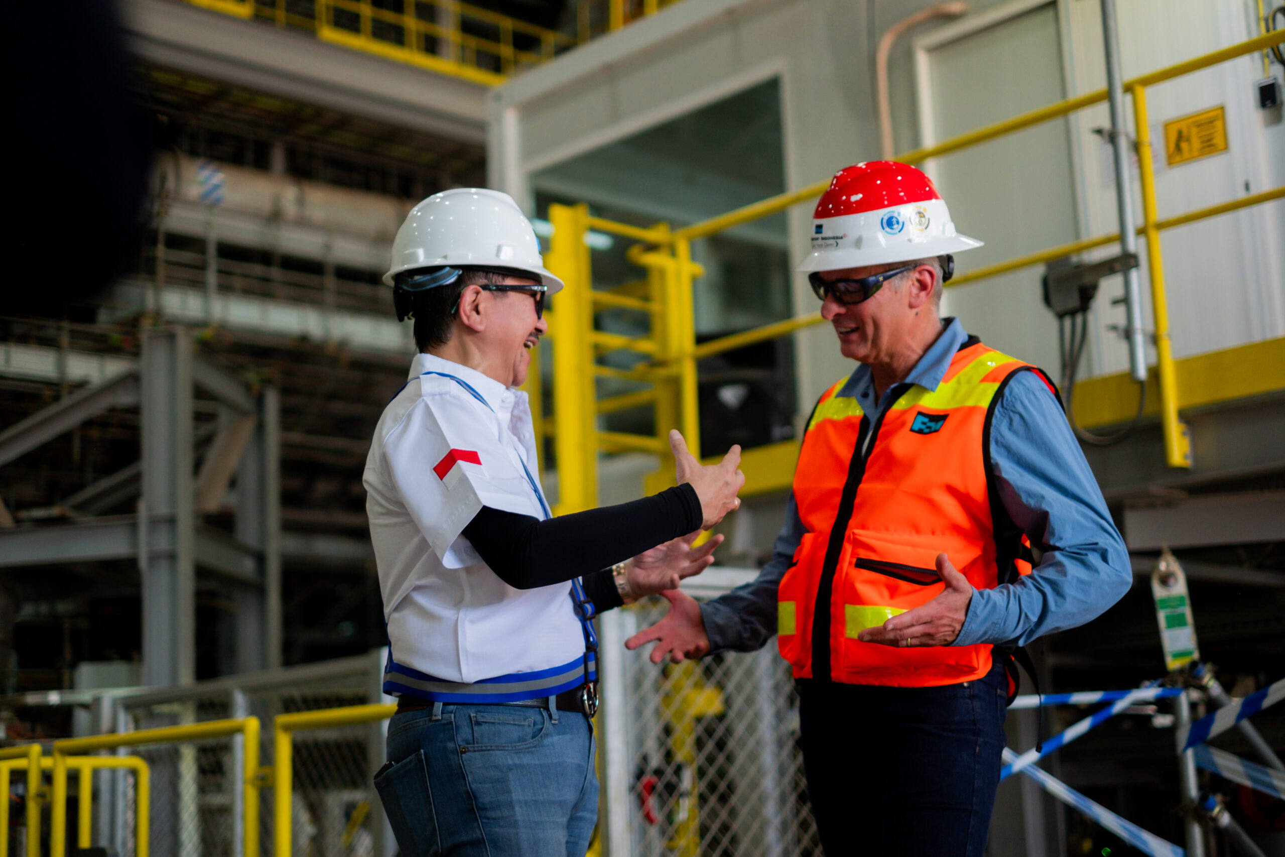 Tony Wenas dan Horst D. Garz memastikan commissioning area Anode Casting berjalan dengan lancar. (istimewa/ surabayakabarmetro.id)