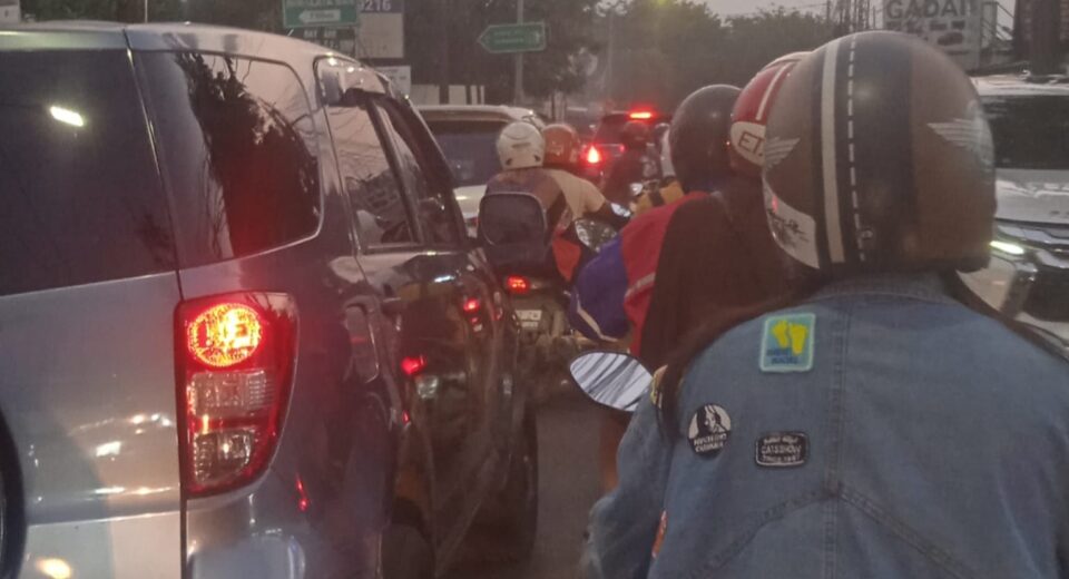 Kemaceta di Jalan Lakarsantri-Lidah Wetan Surabaya (surabayakabarmetro.id)