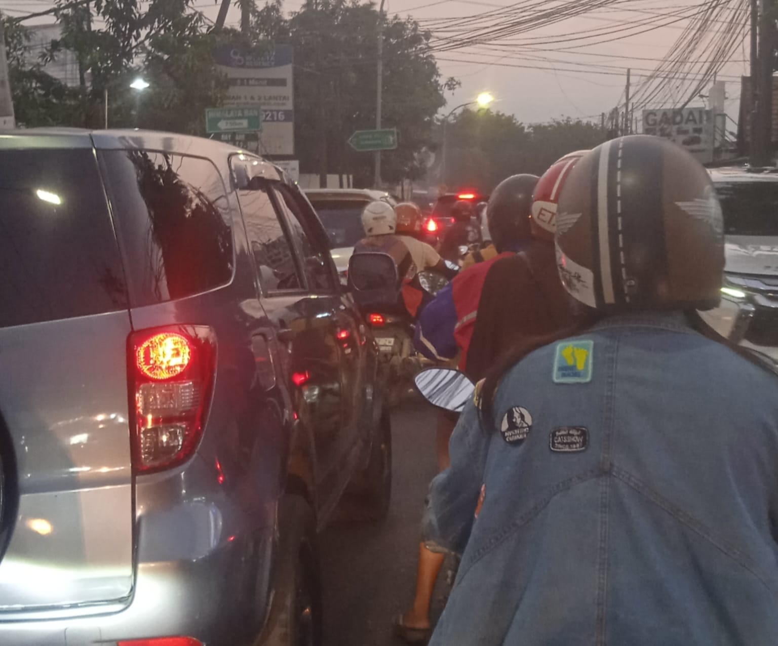 Kemaceta di Jalan Lakarsantri-Lidah Wetan Surabaya (surabayakabarmetro.id)