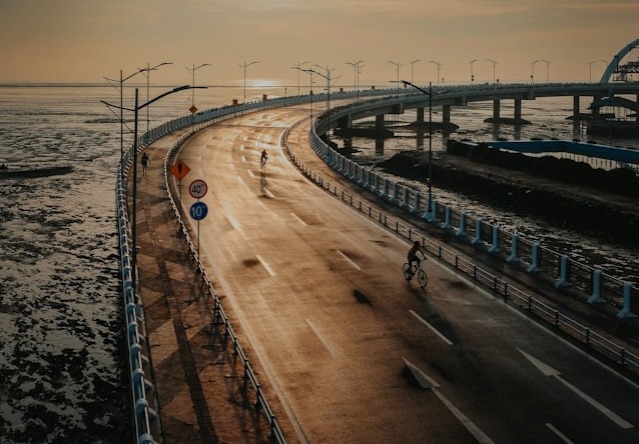 Jembatan Suroboyo, satu di antara tempat wisata di Surabaya (unsplash)