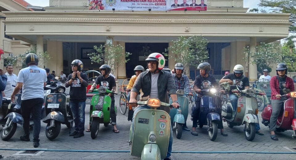 Syahrul Munir Kembalikan Formulir Pendaftaran Calon Bupati Gresik ke PKB, Diantar Komunitas Vespa (istimewa/ surabayakabarmetro.id)