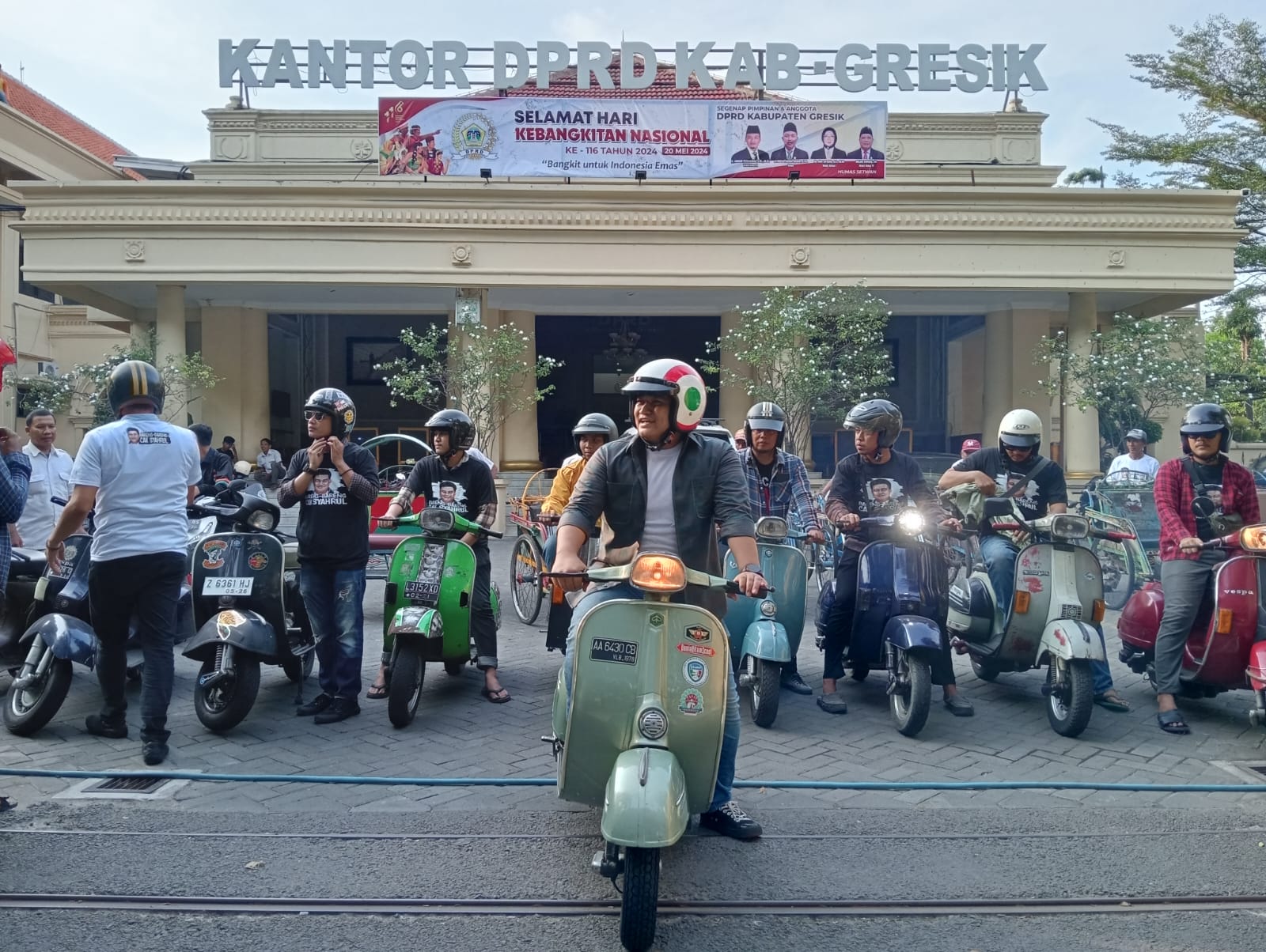 Syahrul Munir Kembalikan Formulir Pendaftaran Calon Bupati Gresik ke PKB, Diantar Komunitas Vespa (istimewa/ surabayakabarmetro.id)