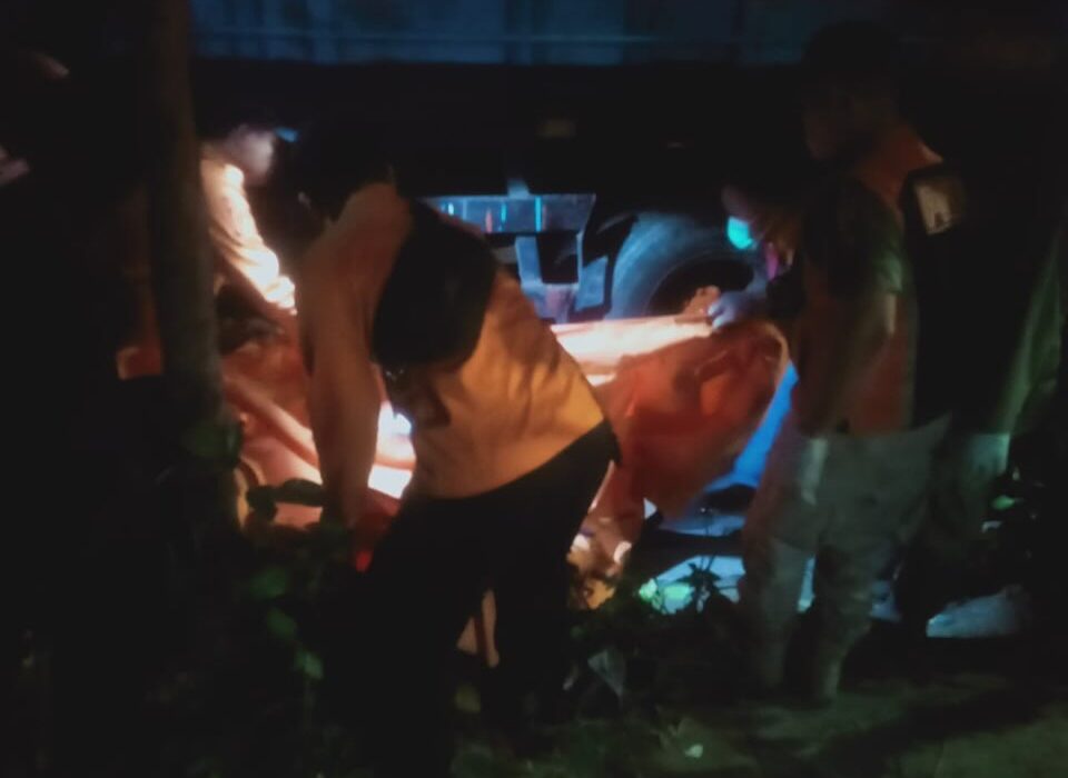 Tabrak Truk Trailer yang Parkir, Pengendara Motor di Surabaya Meninggal Dunia Tengah Malam (surabayakabarmetro.id/ call112)