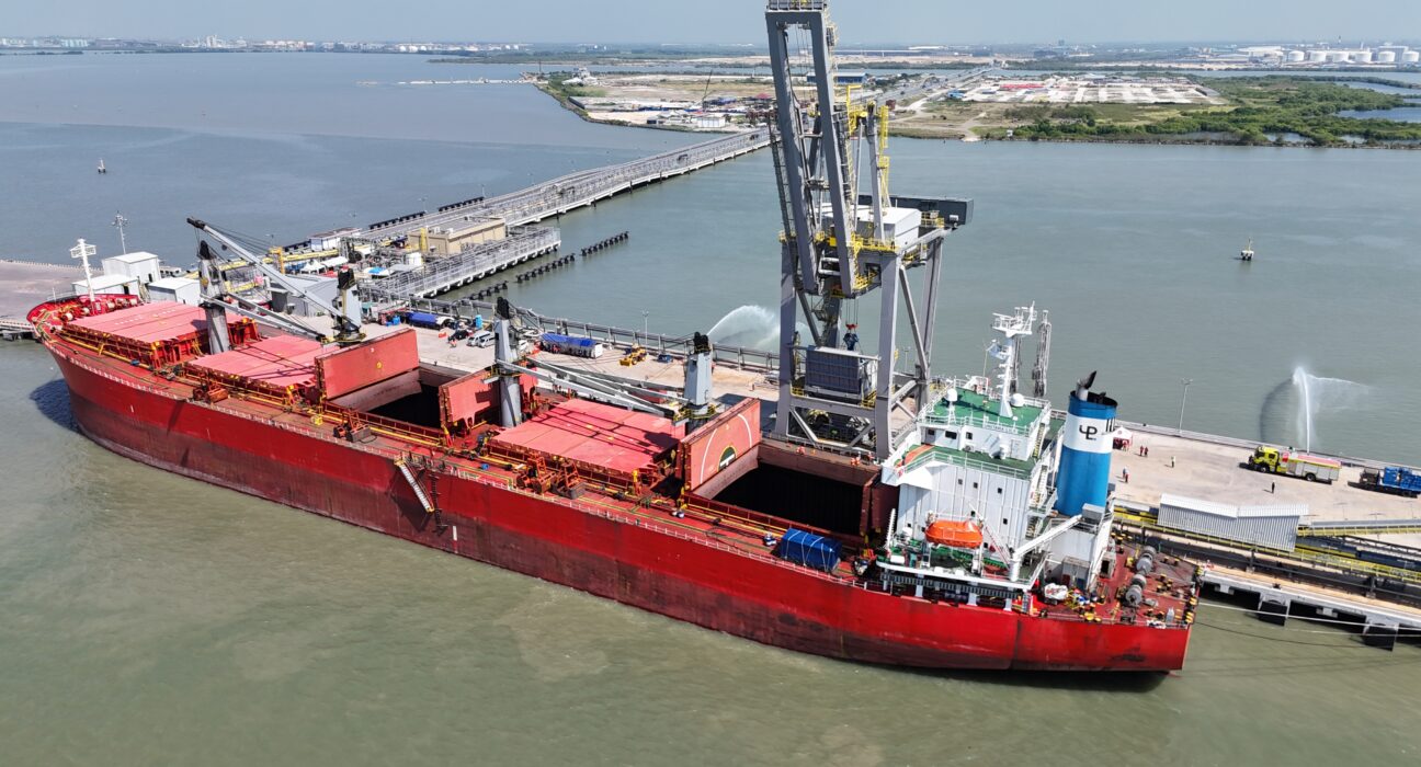 Kapal MV Unitama Lily bersandar di Pelabuhan Freeport di JIIPE Gresik. Kapal tiba pada Jumat (21/6) sekitar pukul 09.00 WIB. Kapal membawa total 22.000 ton konsentrat tembaga dengan rincian 10.000 ton dimurnikan di PT Smelting Gresik dan 12.000 ton dimurnikan di Smelter PTFI. (istimewa/ surabayakabarmetro.id)