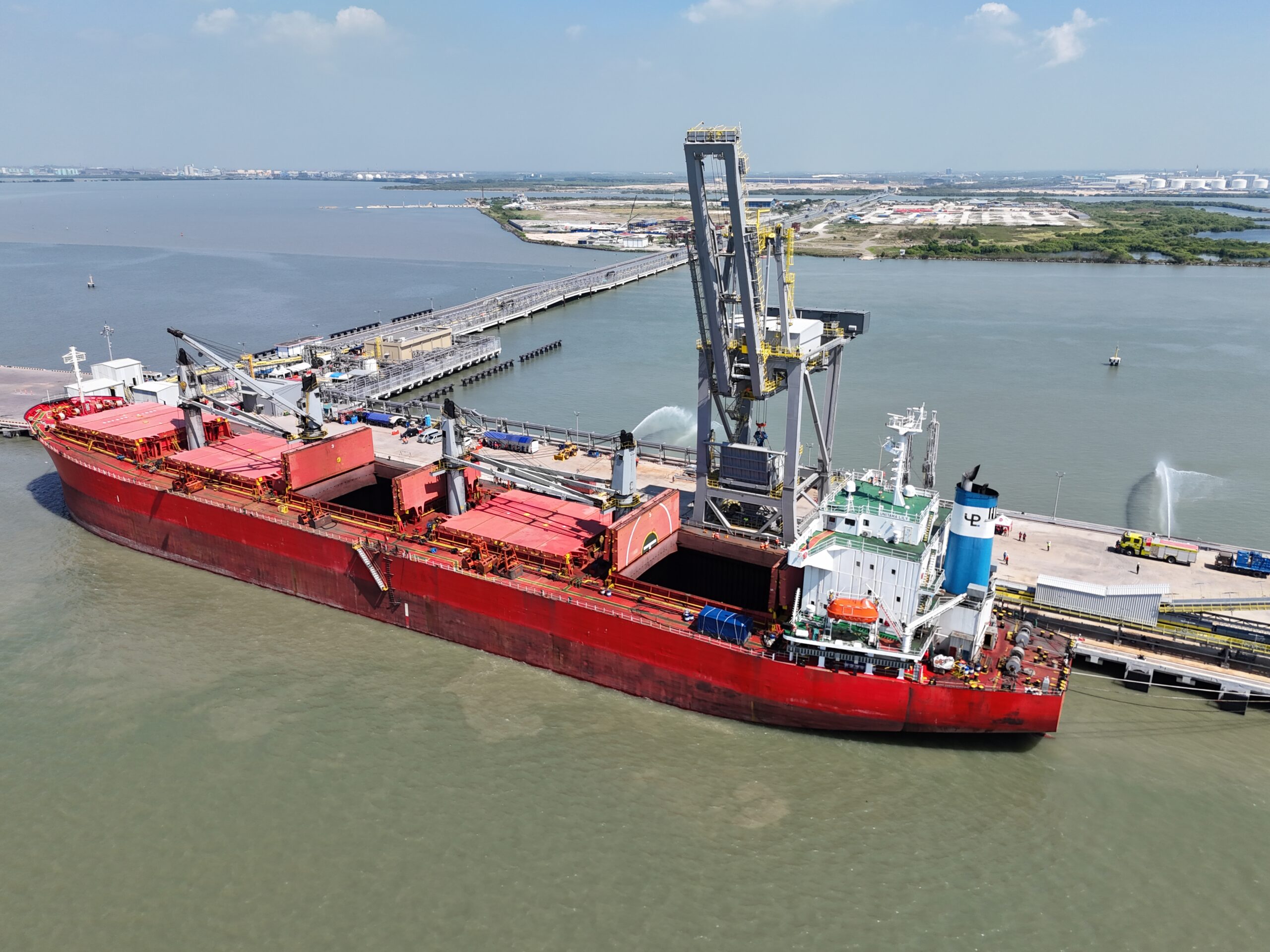 Kapal MV Unitama Lily bersandar di Pelabuhan Freeport di JIIPE Gresik. Kapal tiba pada Jumat (21/6) sekitar pukul 09.00 WIB. Kapal membawa total 22.000 ton konsentrat tembaga dengan rincian 10.000 ton dimurnikan di PT Smelting Gresik dan 12.000 ton dimurnikan di Smelter PTFI. (istimewa/ surabayakabarmetro.id)