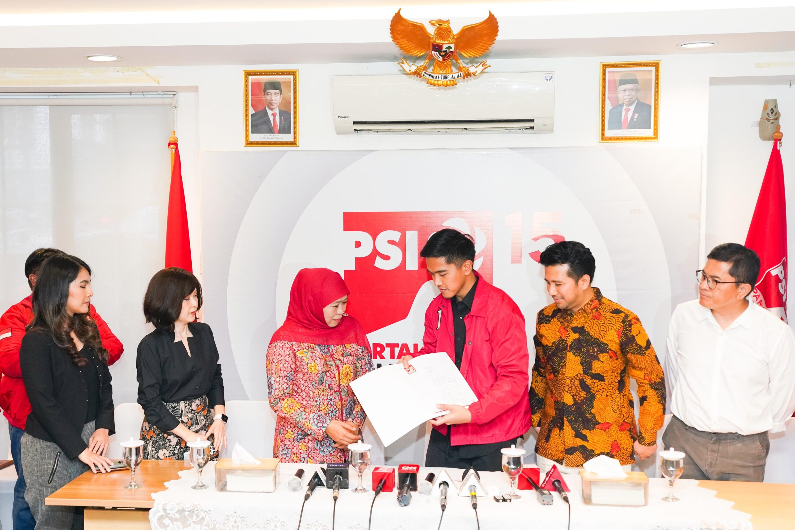 Khofifah-Emil Terima SK Pilgub Jatim 2024 dari PSI, Diserahkan Kaesang Langsung (istimewa/ surabayakabarmetro.id)