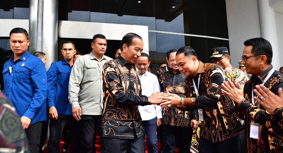 Jokowi Soroti Kemacetan di Perkotaan saat Rakernas XVII APEKSI, Eri Cahyadi Satukan Sistem Aplikasi Kota Seluruh Indonesia (istimewa/ surabayakabarmetro.id)