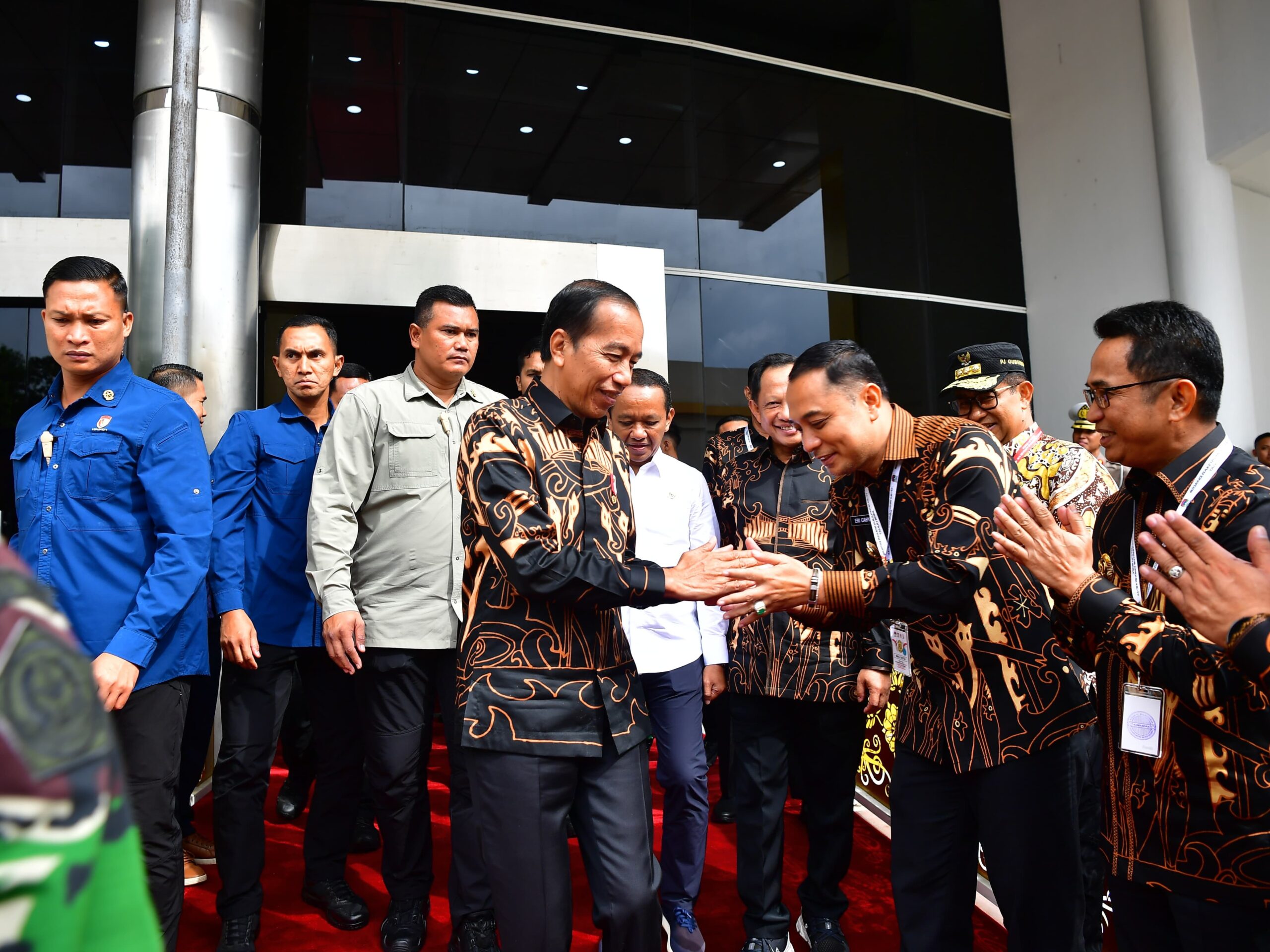 Jokowi Soroti Kemacetan di Perkotaan saat Rakernas XVII APEKSI, Eri Cahyadi Satukan Sistem Aplikasi Kota Seluruh Indonesia (istimewa/ surabayakabarmetro.id)