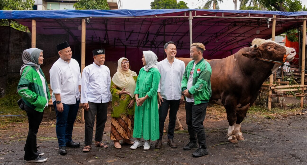 Kiri ke Kanan: Saidah Anwar (Mitra Pengemudi Grab), Radhi Juniantino (Director of Trust & Safety and Grab Support, Grab Indonesia), Ustadz Muhajirin (perwakilan Masjid Jami Al-Munawwarah atau Masjid Gus Dur), Tri Lestari Masduki (Sekretaris Lembaga Lingkungan Hidup dan Penanggulangan Bencana PP 'Aisyiyah), Rivana Mezaya (Director of Digital and Sustainability, Grab Indonesia), Rizky Ardian Hidayat (Head of Business and Growth Jabodetabek, Grab Indonesia), Almustajib (Mitra Pengemudi Grab) (istimewa/ surabayakabarmetro.id)