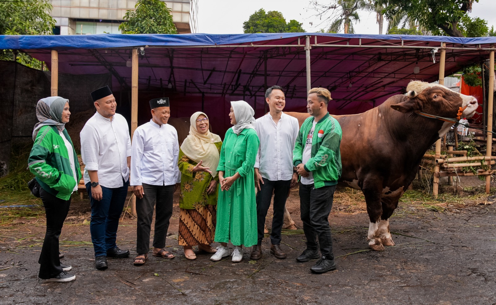 Kiri ke Kanan: Saidah Anwar (Mitra Pengemudi Grab), Radhi Juniantino (Director of Trust & Safety and Grab Support, Grab Indonesia), Ustadz Muhajirin (perwakilan Masjid Jami Al-Munawwarah atau Masjid Gus Dur), Tri Lestari Masduki (Sekretaris Lembaga Lingkungan Hidup dan Penanggulangan Bencana PP 'Aisyiyah), Rivana Mezaya (Director of Digital and Sustainability, Grab Indonesia), Rizky Ardian Hidayat (Head of Business and Growth Jabodetabek, Grab Indonesia), Almustajib (Mitra Pengemudi Grab) (istimewa/ surabayakabarmetro.id)