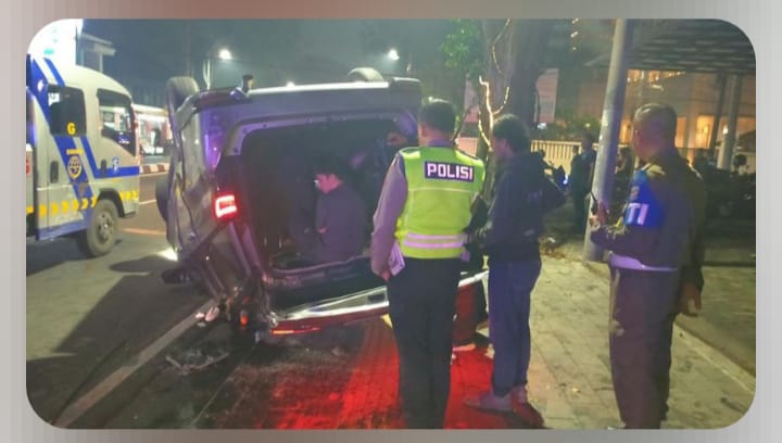 Dini Hari, Toyota Innova Tabrak Pembatas di Jalan Panglima Sudirman Surabaya, Mobil sampai Terbalik (surabayakabarmetro.id)