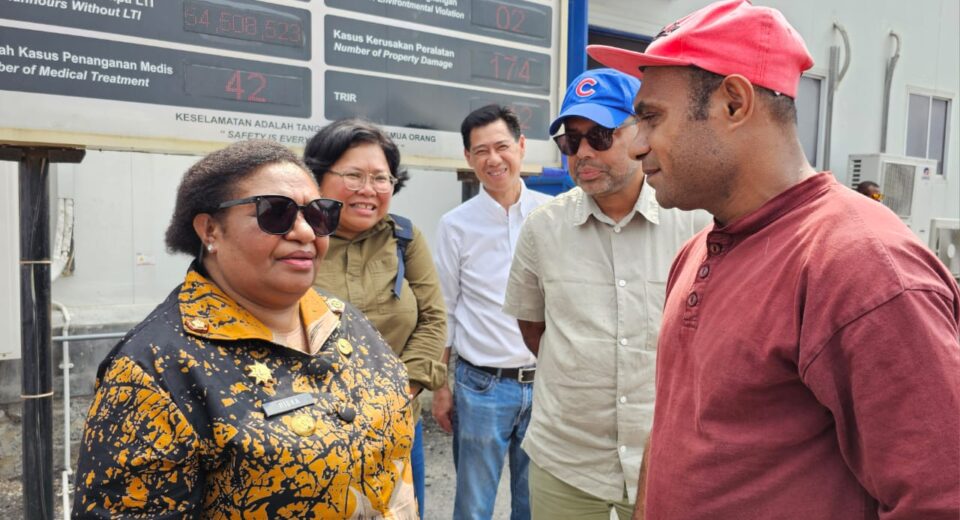 PJ Gubernur Papua Tengah bertemu dengan tenaga kerja asal Papua di akhir kunjungan lapangan di Smelter PTFI. (istimewa/ surabayakabarmetro.id)