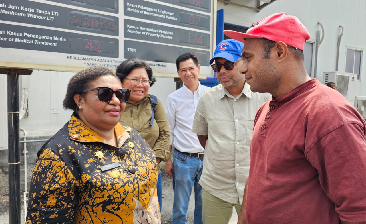 PJ Gubernur Papua Tengah bertemu dengan tenaga kerja asal Papua di akhir kunjungan lapangan di Smelter PTFI. (istimewa/ surabayakabarmetro.id)