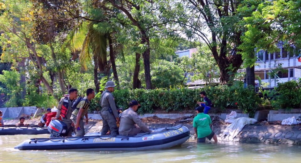 Susur Kalimas, Pemkot Surabaya Masih Temukan Warga yang Buang Kotoran Hewan Kurban di Sungai (istimewa/ surabayakabarmetro.id)